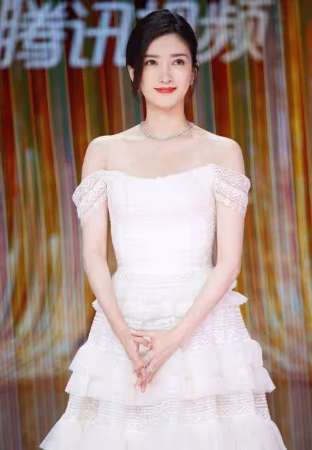 江疏影氣質真優越,穿一字肩裙優雅似新娘,白瓷肌「五美」中拔尖