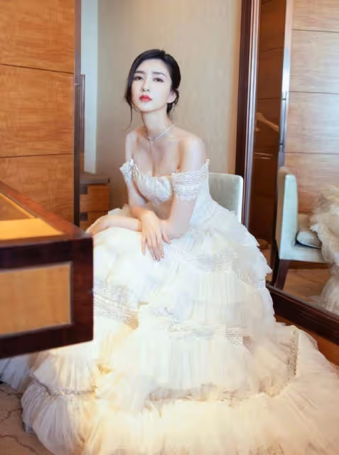 江疏影氣質真優越,穿一字肩裙優雅似新娘,白瓷肌「五美」中拔尖