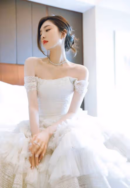 江疏影氣質真優越,穿一字肩裙優雅似新娘,白瓷肌「五美」中拔尖