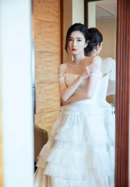 江疏影氣質真優越,穿一字肩裙優雅似新娘,白瓷肌「五美」中拔尖