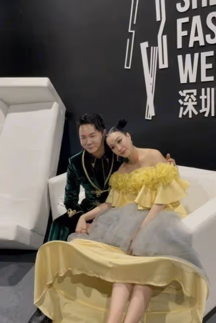 鍾麗緹真是微胖界yyds,穿鵝黃色一字肩魚尾裙華麗時髦,曲線豐盈