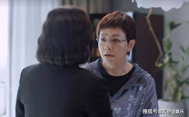 《熟年》吞了保姆錢,還把婆婆伺候進醫院,二琥才是整部劇的正常人