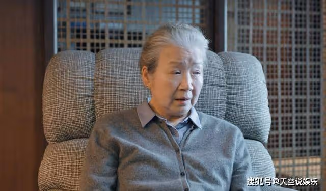《熟年》吞了保姆錢,還把婆婆伺候進醫院,二琥才是整部劇的正常人