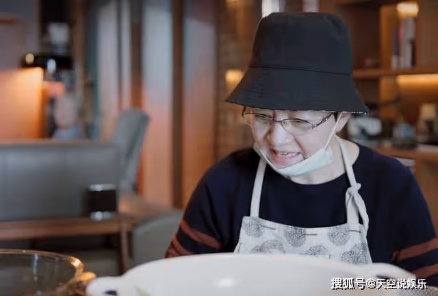 《熟年》吞了保姆錢,還把婆婆伺候進醫院,二琥才是整部劇的正常人