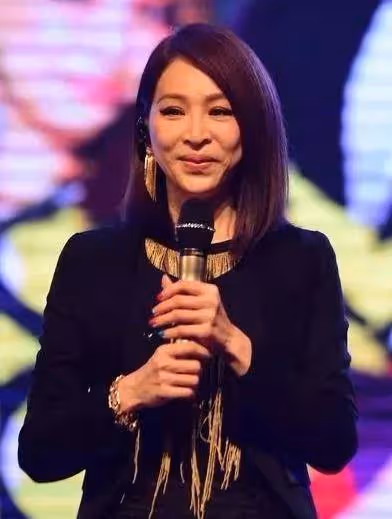 王心凌顏值重回巔峰?搭一字肩裙好少女,可僵硬臉皮還是暴露一切