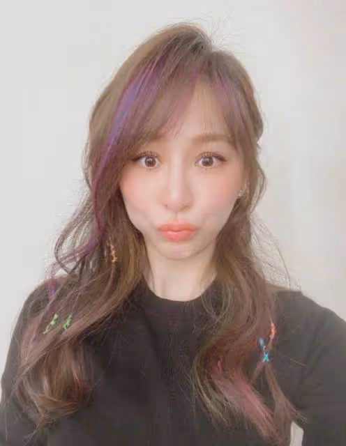 王心凌顏值重回巔峰?搭一字肩裙好少女,可僵硬臉皮還是暴露一切