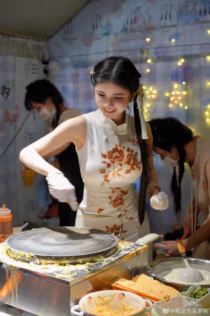 網紅「狗頭蘿莉」賣煎餅月總結,出攤31天倒貼2萬7,女性顧客七成