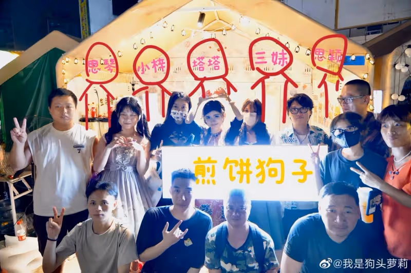 網紅「狗頭蘿莉」賣煎餅月總結,出攤31天倒貼2萬7,女性顧客七成