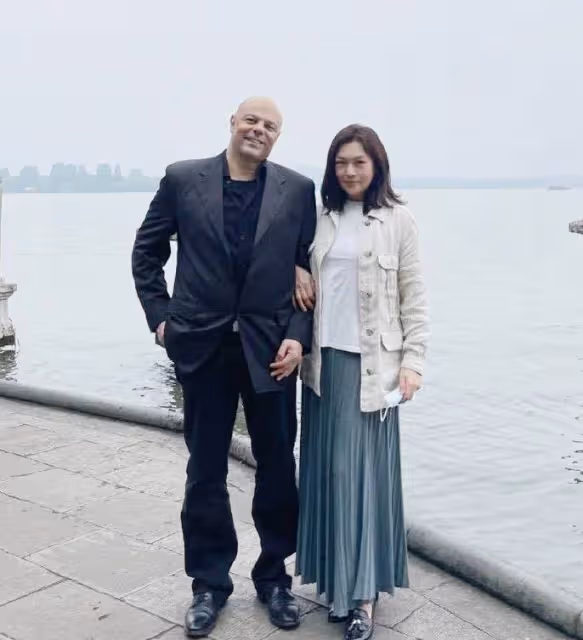 史可跟洋老公單獨約會!化淡妝還那麼美,男子皺紋橫生老成爺爺輩