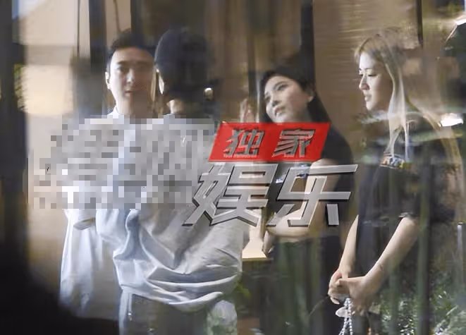 王校長一拖三酒店用餐,背後熊抱辣妹奪煙抽,手上一塊表值一套房