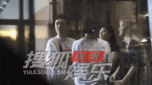 王校長一拖三酒店用餐,背後熊抱辣妹奪煙抽,手上一塊表值一套房