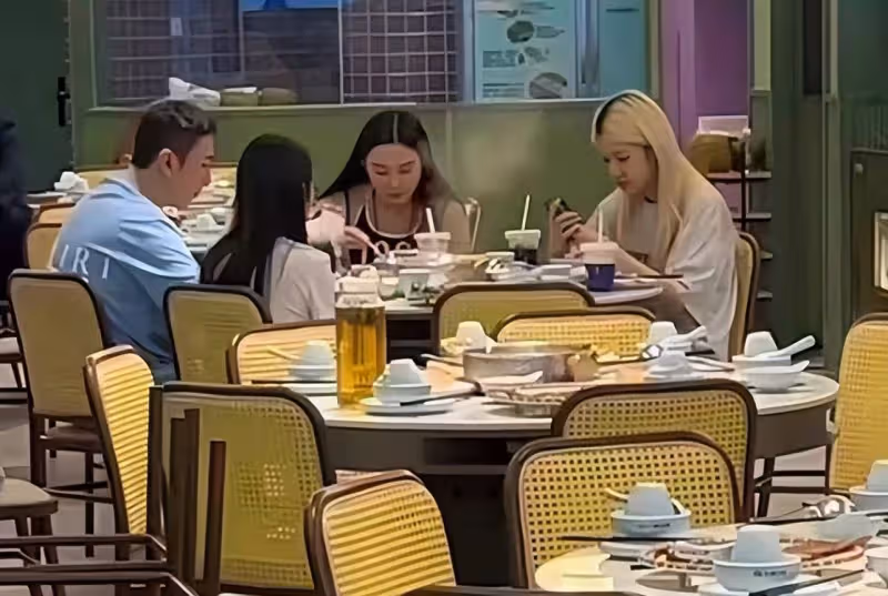 王校長一拖三酒店用餐,背後熊抱辣妹奪煙抽,手上一塊表值一套房