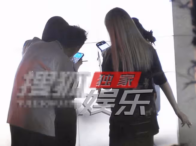 王校長一拖三酒店用餐,背後熊抱辣妹奪煙抽,手上一塊表值一套房