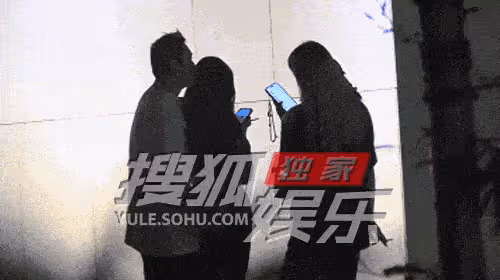 王校長一拖三酒店用餐,背後熊抱辣妹奪煙抽,手上一塊表值一套房