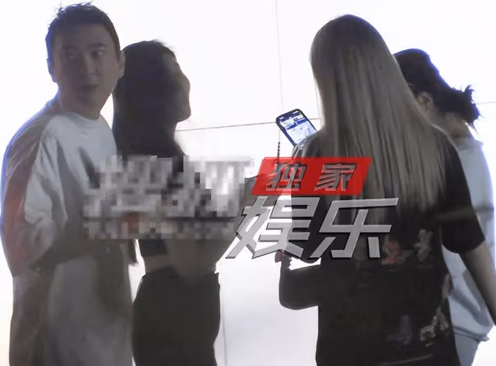 王校長一拖三酒店用餐,背後熊抱辣妹奪煙抽,手上一塊表值一套房