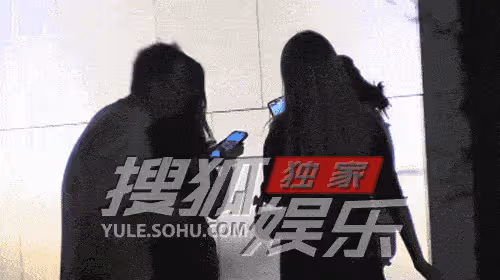 王校長一拖三酒店用餐,背後熊抱辣妹奪煙抽,手上一塊表值一套房