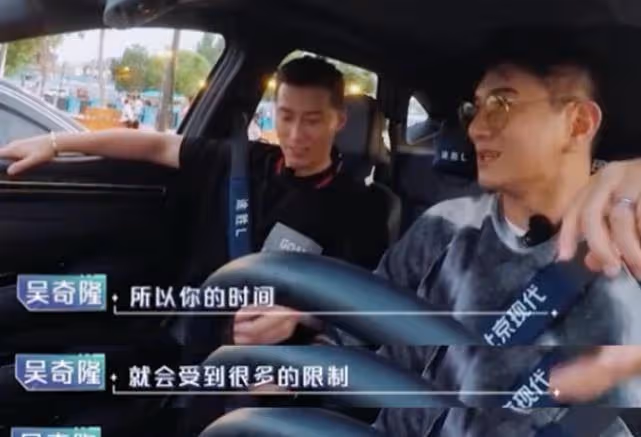 劉詩詩復古大片,穿一字肩裙展優越肩頸線,被贊氣質優雅到腳尖