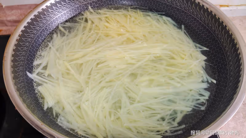 韭菜別再炒雞蛋,原來和它更配!5塊錢出一鍋,又脆又開胃,妥妥的國民下飯菜