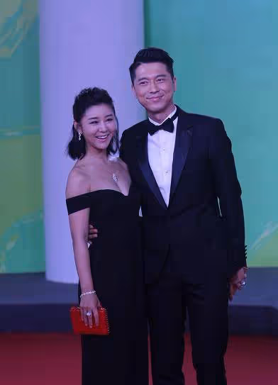 再一次被李小萌的「飽滿」身材給折服了!穿一字肩連衣裙,好饞人