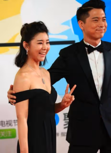 再一次被李小萌的「飽滿」身材給折服了!穿一字肩連衣裙,好饞人