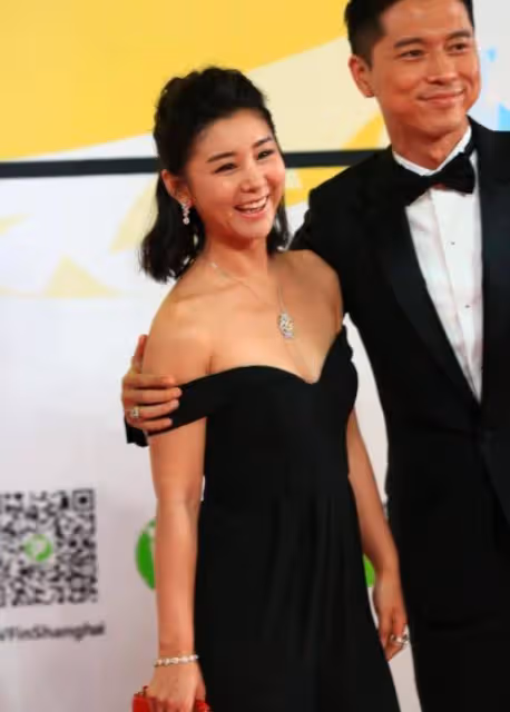 再一次被李小萌的「飽滿」身材給折服了!穿一字肩連衣裙,好饞人