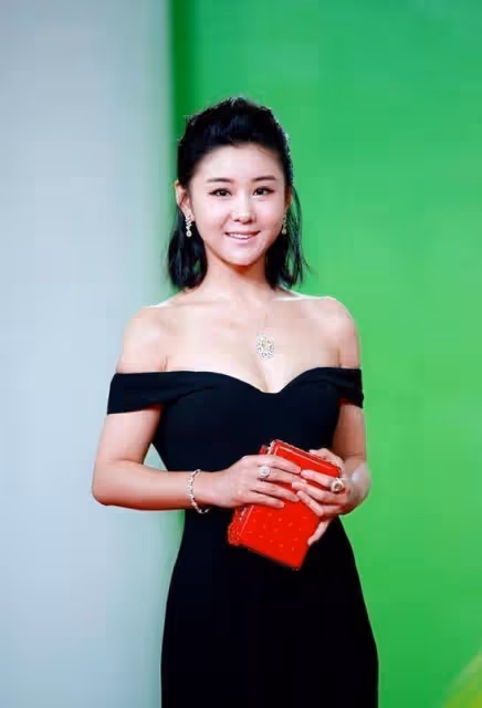再一次被李小萌的「飽滿」身材給折服了!穿一字肩連衣裙,好饞人