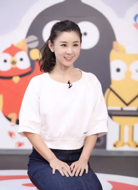 再一次被李小萌的「飽滿」身材給折服了!穿一字肩連衣裙,好饞人