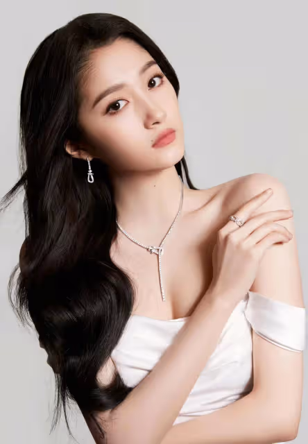 又被關曉彤美到了,一襲白色緞面一字肩長裙,溫柔又優雅!
