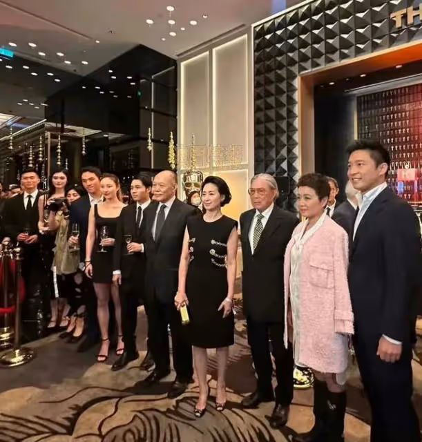 賭王家族參加活動罕見大合影,奚夢瑤氣質亮眼,唯獨少了大房成員