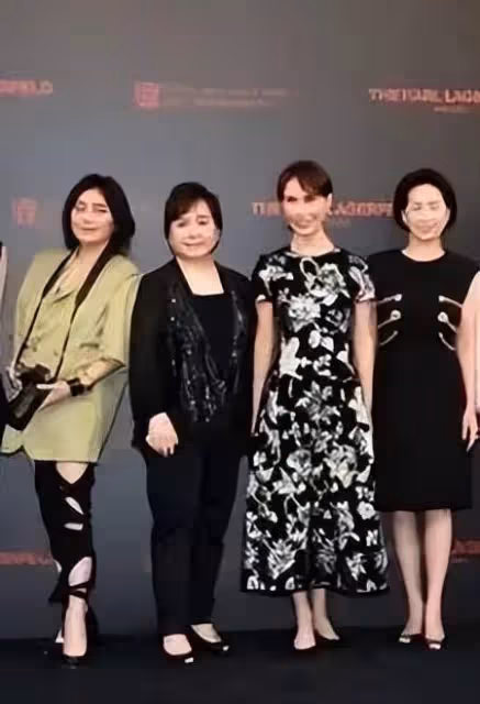 賭王家族參加活動罕見大合影,奚夢瑤氣質亮眼,唯獨少了大房成員