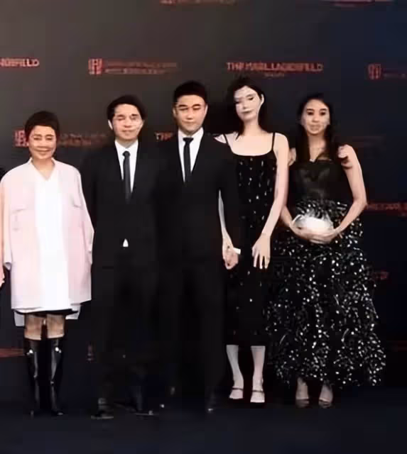 賭王家族參加活動罕見大合影,奚夢瑤氣質亮眼,唯獨少了大房成員