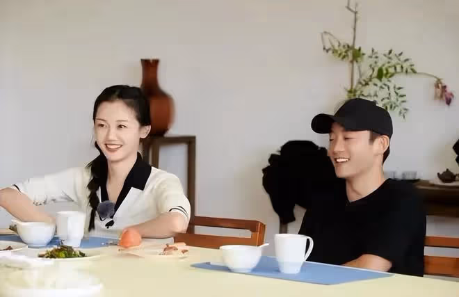 苗苗疑生三胎,攜全家與鄭愷同住,鄭愷簽名暴露心境:一言難盡