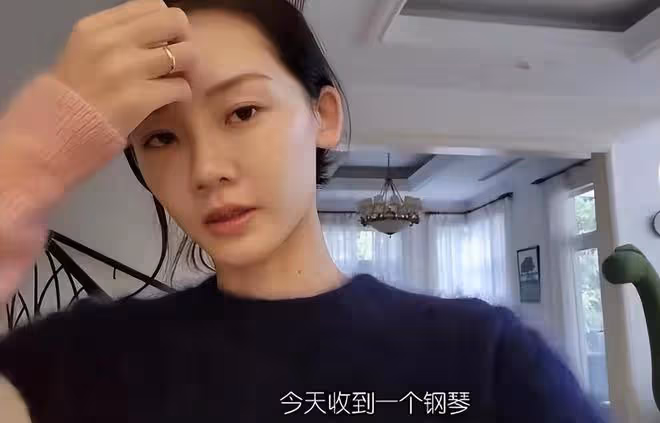 苗苗疑生三胎,攜全家與鄭愷同住,鄭愷簽名暴露心境:一言難盡