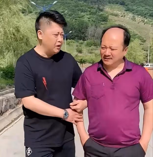 演員謝廣坤形象盡毀，網友指責為老不尊，不該和王小蒙過多接觸