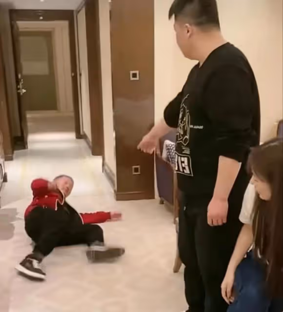演員謝廣坤形象盡毀，網友指責為老不尊，不該和王小蒙過多接觸
