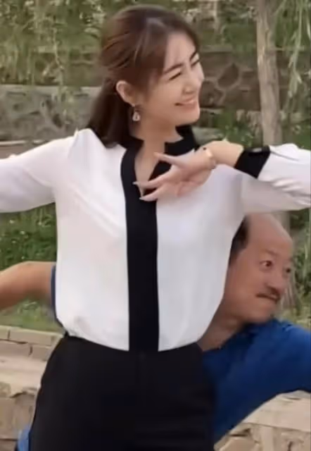 演員謝廣坤形象盡毀，網友指責為老不尊，不該和王小蒙過多接觸