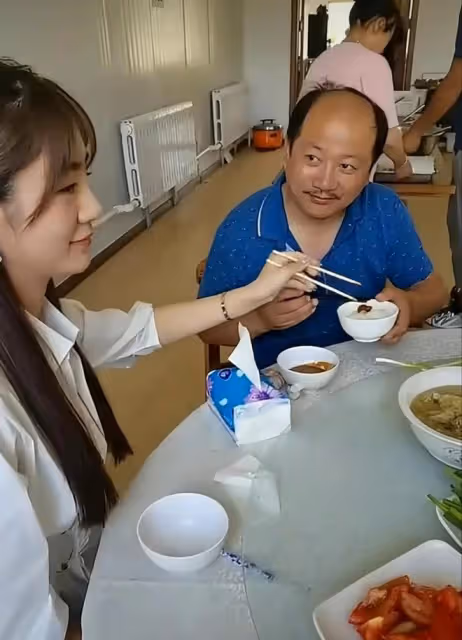 演員謝廣坤形象盡毀，網友指責為老不尊，不該和王小蒙過多接觸