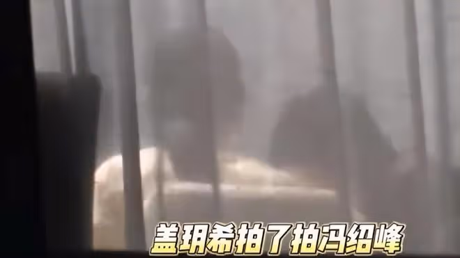 趙麗穎馮紹峰:離婚後首同框帶娃,一家三口聚餐後同車離開好溫馨