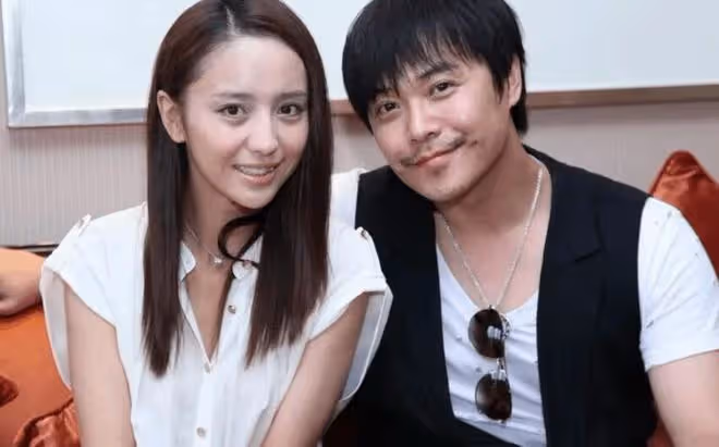 趙麗穎馮紹峰:離婚後首同框帶娃,一家三口聚餐後同車離開好溫馨