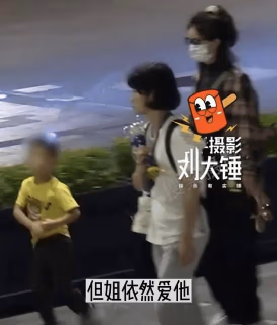趙麗穎馮紹峰:離婚後首同框帶娃,一家三口聚餐後同車離開好溫馨