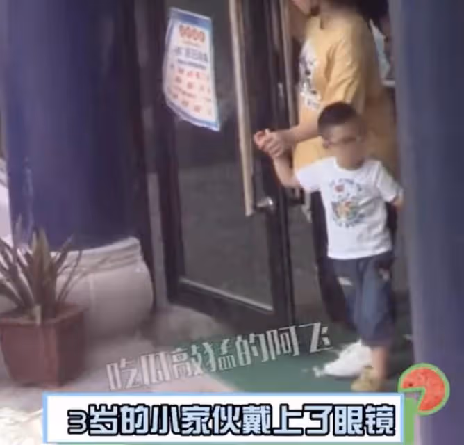 復合有望?馮紹峰趙麗穎首次合體帶娃,一家三口並排乘車被贊體面