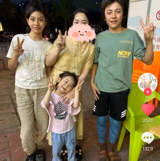 劉燁兒女被偶遇，13歲諾一發福明顯、穿著奇異，11歲霓娜變漂亮！