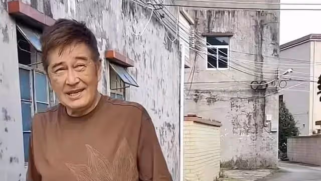 68歲港星定居浙江農村！與40年前工友意外重聚，曾是工廠的車工