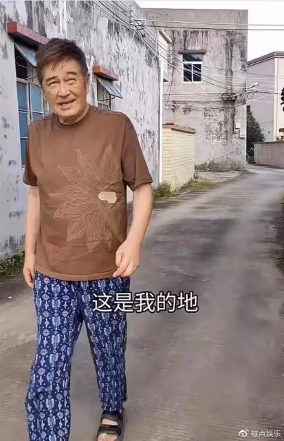 68歲港星定居浙江農村!與40年前工友意外重聚,曾是工廠的車工