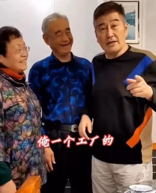 68歲港星定居浙江農村!與40年前工友意外重聚,曾是工廠的車工