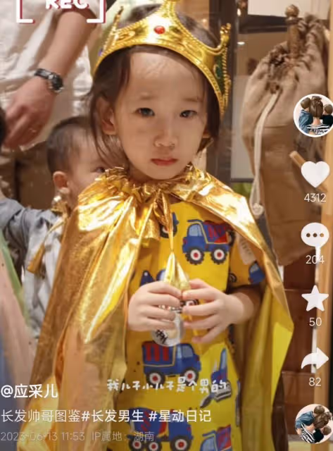 應采兒無懼爭議曬多張小兒子長發照,hoho軟萌帥氣超像哥哥Jasper