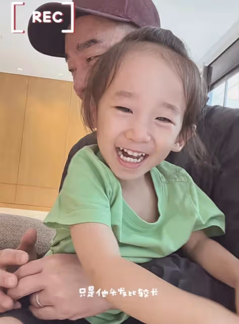 應采兒無懼爭議曬多張小兒子長發照,hoho軟萌帥氣超像哥哥Jasper