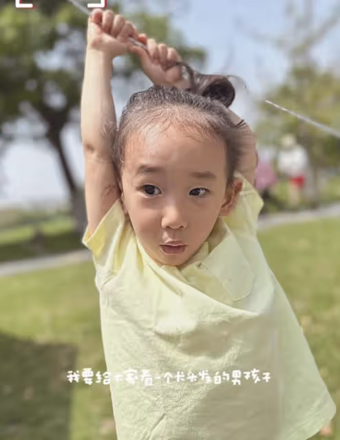 應采兒無懼爭議曬多張小兒子長發照,hoho軟萌帥氣超像哥哥Jasper