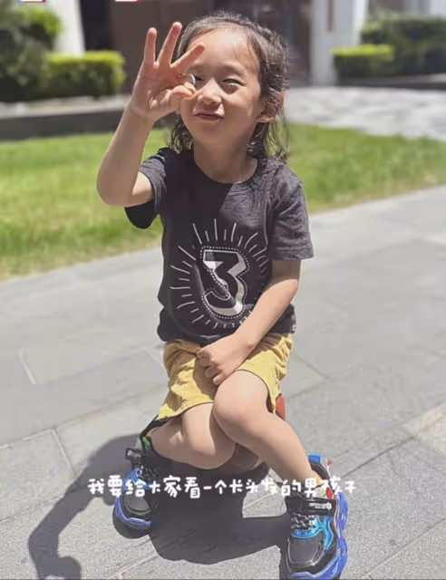 應采兒無懼爭議曬多張小兒子長發照,hoho軟萌帥氣超像哥哥Jasper