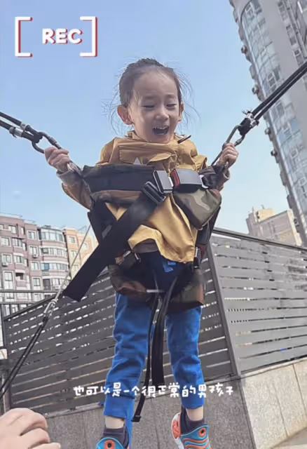 應采兒無懼爭議曬多張小兒子長發照,hoho軟萌帥氣超像哥哥Jasper